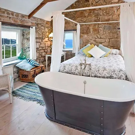 Holiday home Tresillian, Stunning Spacious By Sea-views Large Gardens *