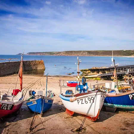 Holiday home Tresillian, Stunning Spacious By Sea-views Large Gardens
