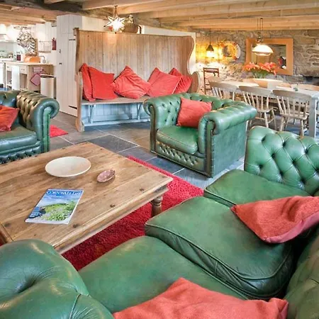 Holiday home Tresillian, Stunning Spacious By Sea-views Large Gardens *
