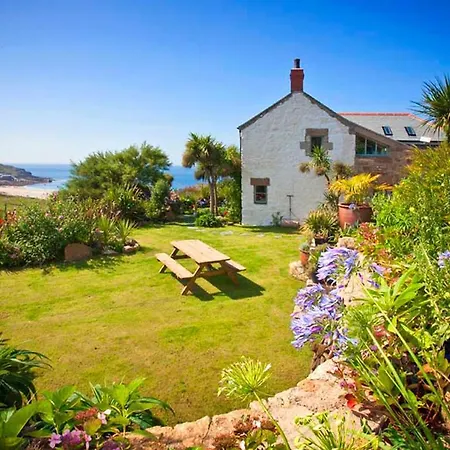Holiday home Tresillian, Stunning Spacious By Sea-views Large Gardens